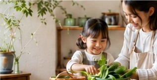 台所で一緒に料理をする親子